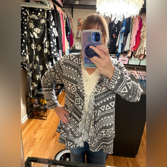 LuLaRoe Gray Geometric Women's Cardigan - Picture 1 of 7